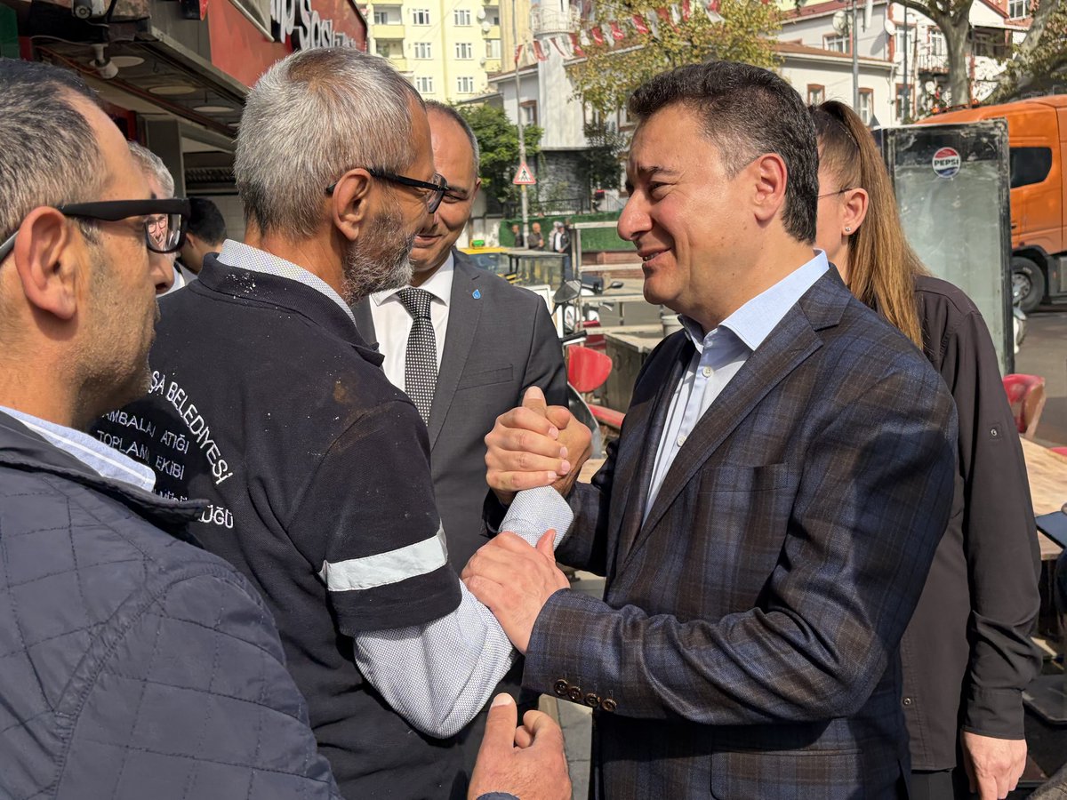 alibabacan's tweet photo. Ayazağa’da selden etkilenen esnafımızı ve mahalle sakinlerimizi ziyaret ettik.

Yaralar sarılmaya çalışılıyor ama hâlâ çok taze.

Devletin görevi, sadece felaket geldikten sonra yaraları sarmak değil, felaket gelmeden önlemini almaktır.

Selde hayatını kaybeden vatandaşlarımıza Allah’tan rahmet, ailelerine sabır diliyor; etkilenen tüm vatandaşlarımıza bir kez daha geçmiş olsun diyorum.
