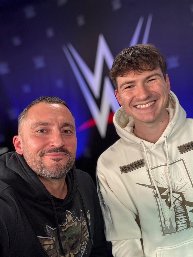 TobiTextet's tweet photo. Blessed. Heute war ein guter Tag!

#SmackDown mit @SebastianHackl und mir heute 22:15 auf P7Maxx &amp; Joyn 💙 https://t.co/csatCU3Qyi
