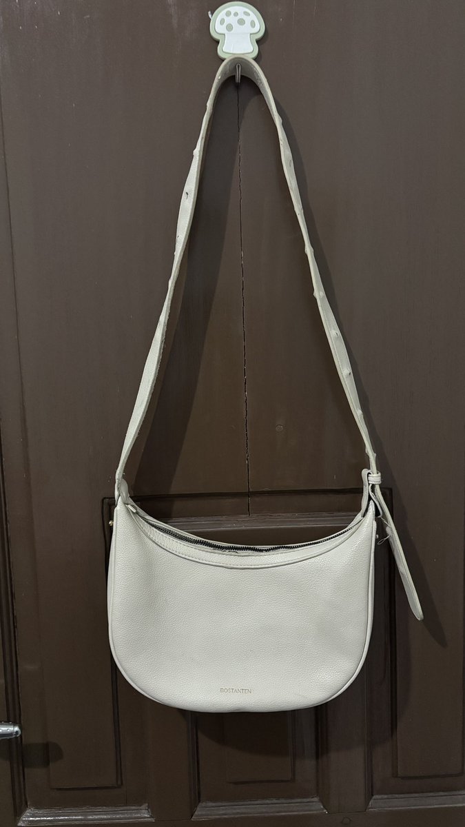 kezoora's tweet photo. WTS madeline bag bostanten 40k. ada minusnya ya. prefer lewat taco. kalo lewat syopi blm termasuk admin yaaa https://t.co/583exVxY3u