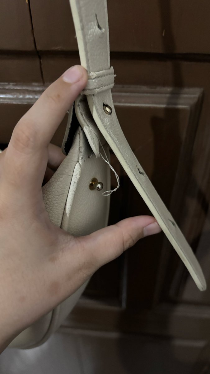 kezoora's tweet photo. WTS madeline bag bostanten 40k. ada minusnya ya. prefer lewat taco. kalo lewat syopi blm termasuk admin yaaa https://t.co/583exVxY3u