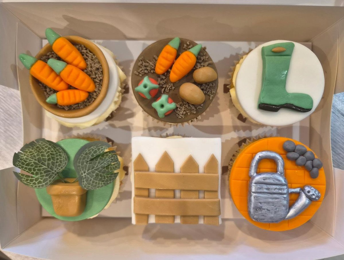 leodifisel's tweet photo. Gardening-inspired cupcakes, fresh from the oven. https://t.co/cV2sGWRoZv