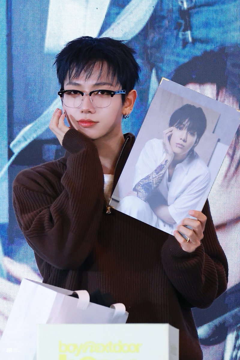 myeongiwa's tweet photo. someone brought jk's pic to the fansign and jaehyun recreated the pose lol 
https://t.co/voumrjseIk