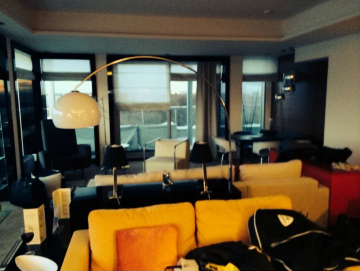 Zosia99363505's tweet photo. Rok 2015
Luksusowy apartament pokój 1708
Siódme Piętro, Standardowa cena za noc wynosiła wtedy około 1300 zł.
Według ustaleń śledztwa dziennikarskiego i relacji pracowników, szef „Solidarności” za pobyty nie płacił wcale lub uiszczał jedynie symboliczną stawkę służbową (ok. 85 zł). Darmowe lub finansowane przez hotel miały być także luksusowe dania, alkohol oraz zabiegi odnowy biologicznej.

Jednym z najbardziej nośnych medialnie szczegółów publikacji była informacja, że na specjalne traktowanie w hotelu mógł liczyć nawet pies Piotra Dudy, Yorkshire Terrier o imieniu Kacper, dla którego rzekomo zamawiano specjalne posiłki i przygotowano ręczniki z wyszytym imieniem.

Tacy, to potrafią się ustawić, co tam Pracownicy, co tam dbanie o ich prawa, ważne jest i było, dbanie o Swój i Kacpra, LUXUS Życia!!

Myślicie, że przez te wszystkie lata, żył jak mnich??
Za takie życie, trzeba się PiSowi odwdzięczać, rok w rok, dzień w dzień!!
Parszywa Menda😡
