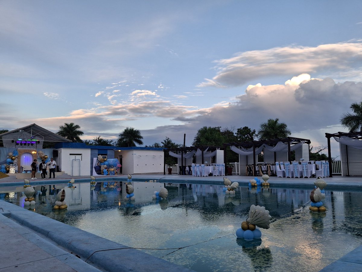 MiltonOro75798's tweet photo. Atardeceres en la piscinas del Hotel Las Tunas.
#CubaÚnica #ElDestinoEresTú #HotelesIslazul #CubaSeVive #IslazulLasTunas https://t.co/TsXy9JKhYF