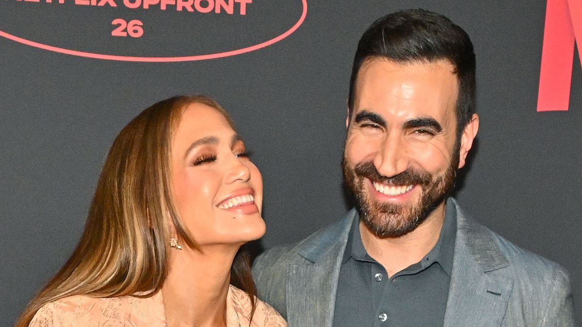Daily_MailUS's tweet photo. Revealed: Brett Goldstein's wild 'sex parties' with a houseplant and a football before he began 'casually dating' Jennifer Lopez https://t.co/e71ipDH7Ok https://t.co/EBPGoetvER