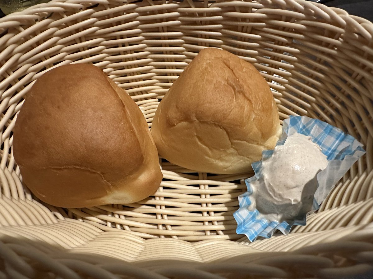s2tomo_chin's tweet photo. ひしめき亭@太田市
10月限定 超粗挽き炭火熟成牛ハンバーグ 炭火焼き舞茸チーズハンバーグ Mサイズ ホエーオレンジ 十五穀米 少なめ

相方とお昼🍴知らぬ間にパンの食べ放題🥖が付いてサイドメニューが2品選べるようになりミニハウスサラダとじゃがバターを選択🤤チーズの海は圧巻で🤤ご馳走様でした😋 https://t.co/kNcDE4GBMh