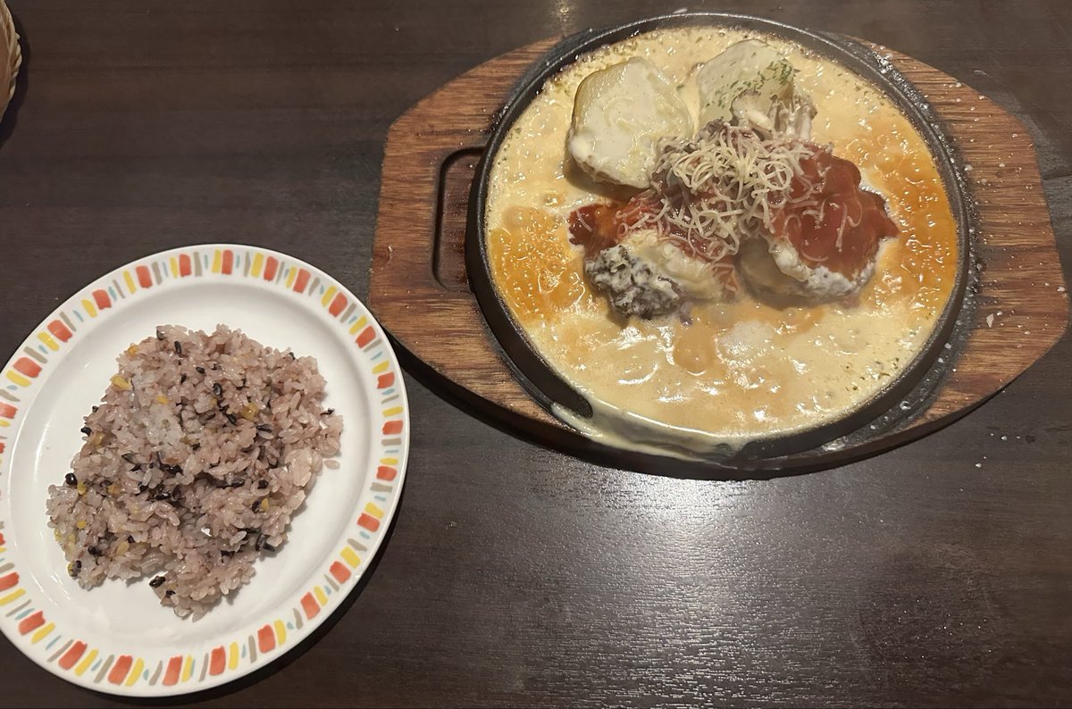 s2tomo_chin's tweet photo. ひしめき亭@太田市
10月限定 超粗挽き炭火熟成牛ハンバーグ 炭火焼き舞茸チーズハンバーグ Mサイズ ホエーオレンジ 十五穀米 少なめ

相方とお昼🍴知らぬ間にパンの食べ放題🥖が付いてサイドメニューが2品選べるようになりミニハウスサラダとじゃがバターを選択🤤チーズの海は圧巻で🤤ご馳走様でした😋 https://t.co/kNcDE4GBMh