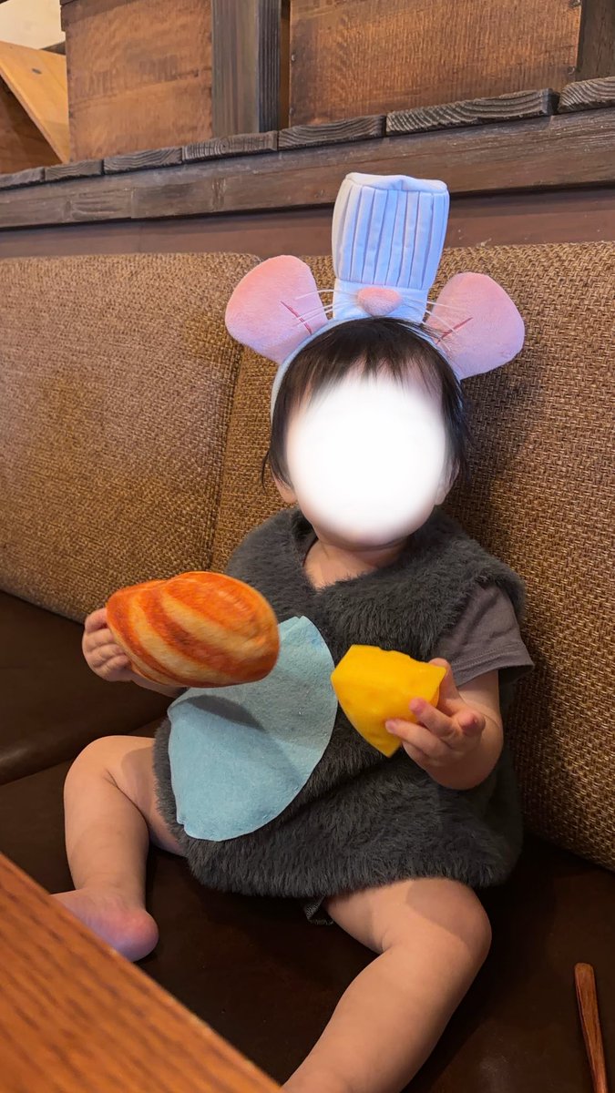 6kn11's tweet photo. 家族でレミー&amp;リングイニ&amp;コレット🐭
初めての仮装だった夫と息子はたくさんの方にレミーだ…！と声をかけてもらえてとても楽しんでた◎
ゴンドラキャストさんに実写ですね！とも言ってもらえてとても嬉しかった☺️
#Dハロ仮装2026
#Dハロ仮装 https://t.co/ie51cv7hNm