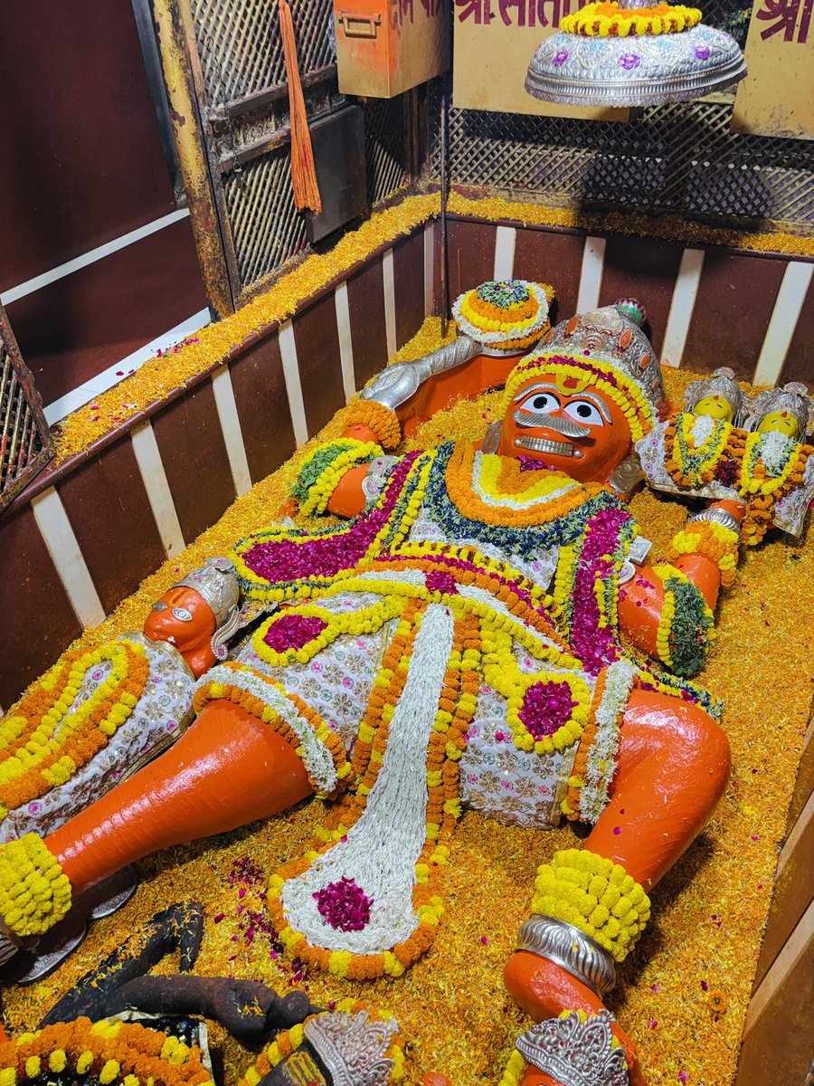 ankitpujariji's tweet photo. आज दिनाँक 24/10/2026 दिन #शनिवार को श्री बड़े हनुमान जी महाराज के सायंकालीन श्रृंगार आरती दर्शन। 
Shri Bade Hanuman Ji Mandir 🛕 
@ankitpujariji 
#जयश्रीराम 🙏🏻

#श्री_बड़े_हनुमान_जी #ShriBadeHanumanJi  #लेटे_हनुमान_जी Letehanumanji प्रयागराज https://t.co/QYy3fDjpM7