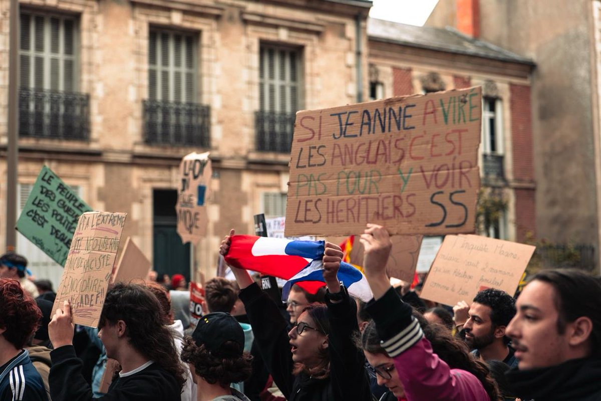 PCF's tweet photo. 🚩 Aujourd'hui à Orléans, plus de 10 000 personnes rassemblées pour dénoncer la venue du Rassemblement national.

Face à la menace que représente l'extrême droite dans notre pays, les communistes continuent de se mobiliser. https://t.co/xApzVwtTzx