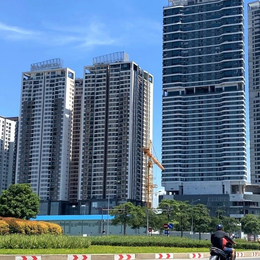 _minhtiensg's tweet photo. Affordable housing, as a Ho Chi Minh City property association now proposes it: 60-70 million đồng per square metre, for people who earn too much for social housing.

That ceiling is 25 million đồng a month for a single person, 50 million for a couple. A 60 m² flat at those prices costs 3.6-4.2 billion đồng: six to seven years of a couple's entire income, twelve to fourteen for a single earner.

New flats in the big cities often list above 100 million per m², so it is cheaper. But affordable is measured against the payslip, not the tower next door.

Where you live, how many years of income is a fair price for a first flat?