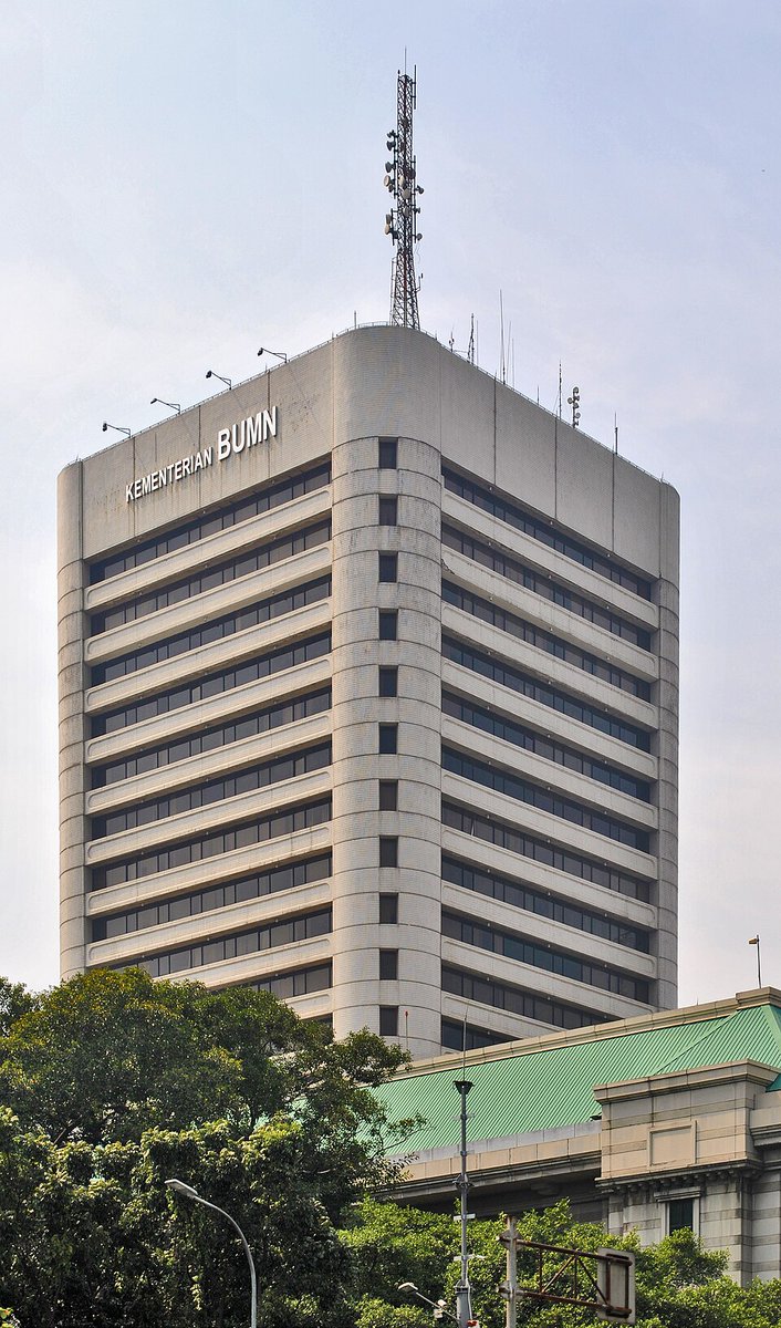 abulmuzaffar10's tweet photo. Sebenarnya ada ide unik buat bangun industri dan naikin ekonomi formal di daerah..

Apa itu?

Pindahkan kantor pusat (HO) BUMN ke daerah operasionalnya. 

Selama ini, banyak BUMN yang berkantor pusat di Jakarta, padahal operasionalnya ada di daerah.

Kayak misalnya, Pertamina. Kantor pusatnya ada di Jakarta, tapi operasionalnya tersebar di daerah. 

Jika misalnya Pertamina pindah ke Bojonegoro (dekat dengan daerah operasionalnya di Cepu), multiplier effect-nya bisa luar biasa.

- Pegawai pusat Pertamina pindah ke Bojonegoro dan belanja di sana
- Lowker di sana lebih mudah diakses orang lokal
- Perusahaan lokal di sana bisa jadi subkontraktor HO Pertamina, dll.
- Secara langsung, merangsang pendapatan pajak daerah. 

Ini baru Pertamina.

Bayangkan, kalau ratusan BUMN itu semuanya berkantor pusat di daerah operasionalnya.

Selama ini, BUMN yang HO-nya di daerah masih sedikit. Kek Telkom, Krakatau Steel dll.

Minusnya, perhitungan bisnisnya perlu diatur ulang. Karena berada di lokasi daerah, tentunya harus memikirkan kenaikan biaya operasional perusahaan. 

Terutama jika direksi harus bertemu dengan kementerian.