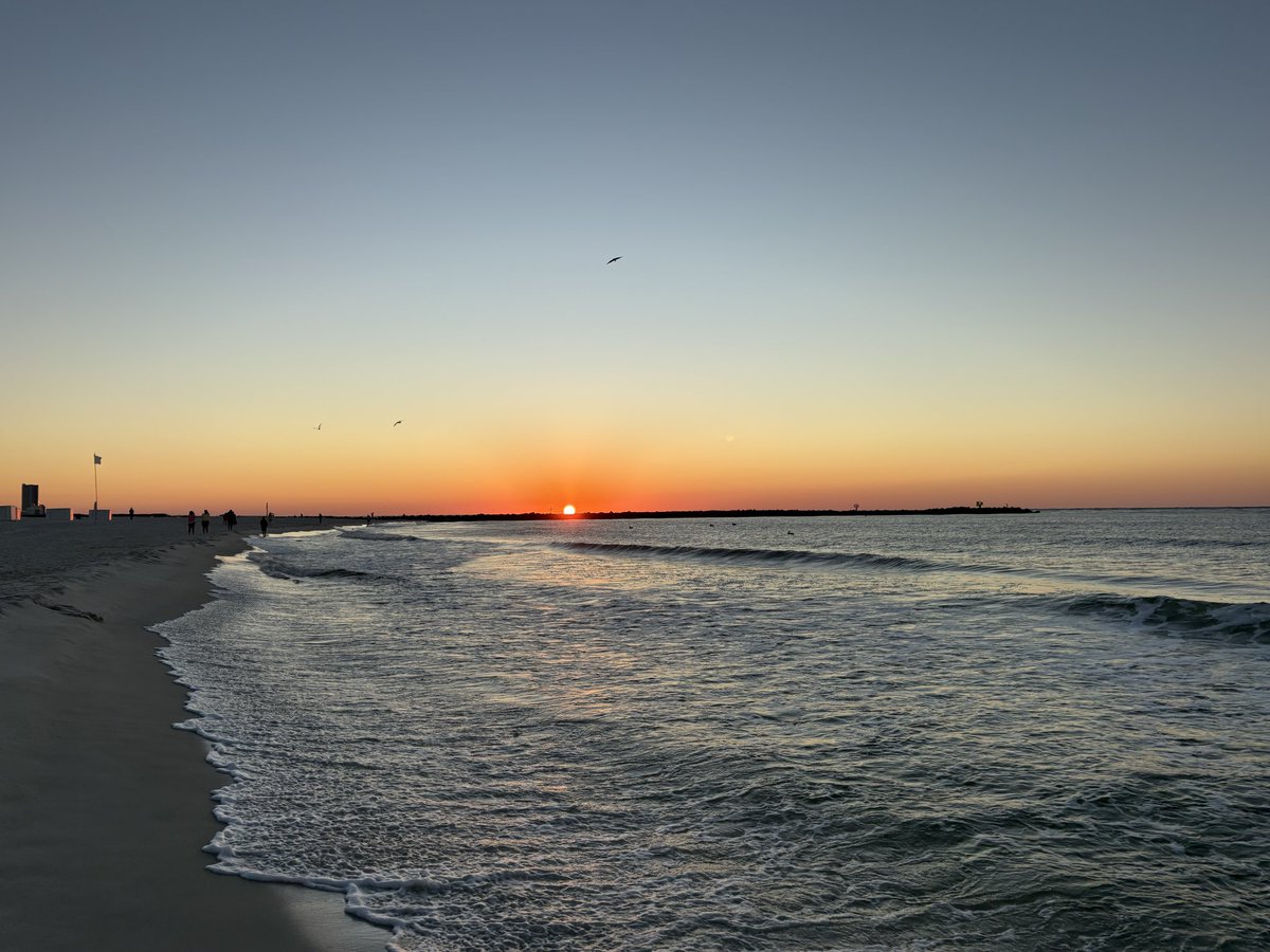 LoMcCullough_4's tweet photo. @spann Dawn and Sunrise at Perdido Pass this morning. https://t.co/gbsl2DvAfA