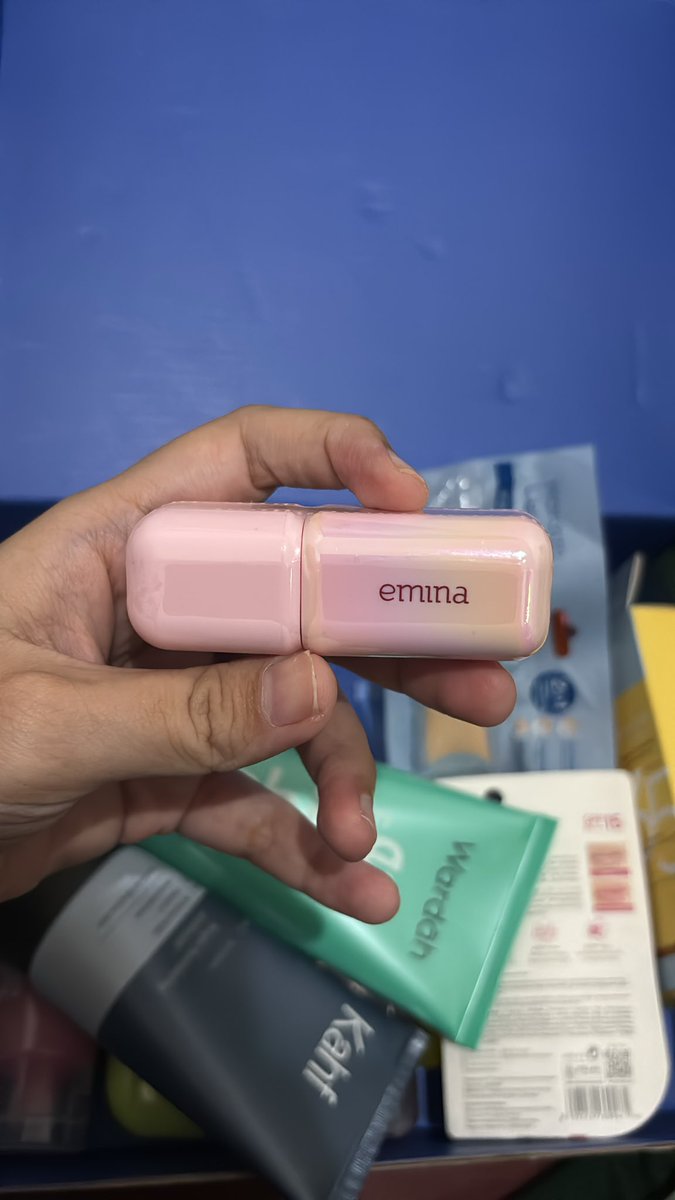 kezoora's tweet photo. @piyesj aku ada lip emina shade 01 glaze. 40k ajaaa sudah inc adminn https://t.co/dwnV03Wjp4