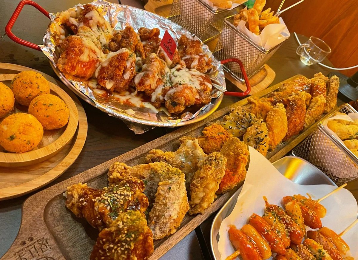 kishi_mary's tweet photo. [静かな冬の夜、屋台のそばでチキンが香り、友と語らう時間が何よりも幸せだ] https://t.co/e6zfAqNMWl