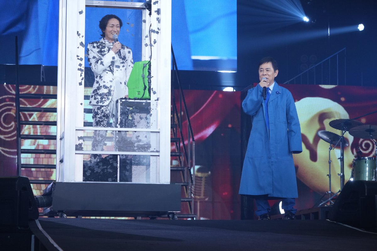 oricon's tweet photo. 【ナイナイ歌謡祭】矢部浩之が“白のタキシード”で登場も…岡村隆史“コナ人間”の魔の手
https://t.co/A61nNtfjdH

#ナイナイ歌謡祭 #コナ人間 @NinetyNineANN https://t.co/PKACJHF85c