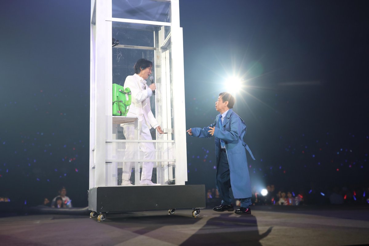 oricon's tweet photo. 【ナイナイ歌謡祭】矢部浩之が“白のタキシード”で登場も…岡村隆史“コナ人間”の魔の手
https://t.co/A61nNtfjdH

#ナイナイ歌謡祭 #コナ人間 @NinetyNineANN https://t.co/PKACJHF85c