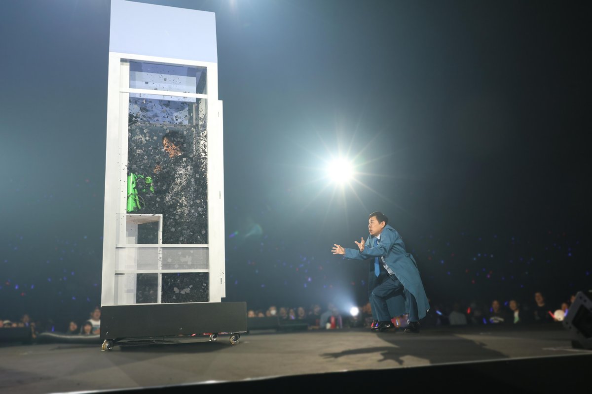 oricon's tweet photo. 【ナイナイ歌謡祭】矢部浩之が“白のタキシード”で登場も…岡村隆史“コナ人間”の魔の手
https://t.co/A61nNtfjdH

#ナイナイ歌謡祭 #コナ人間 @NinetyNineANN https://t.co/PKACJHF85c