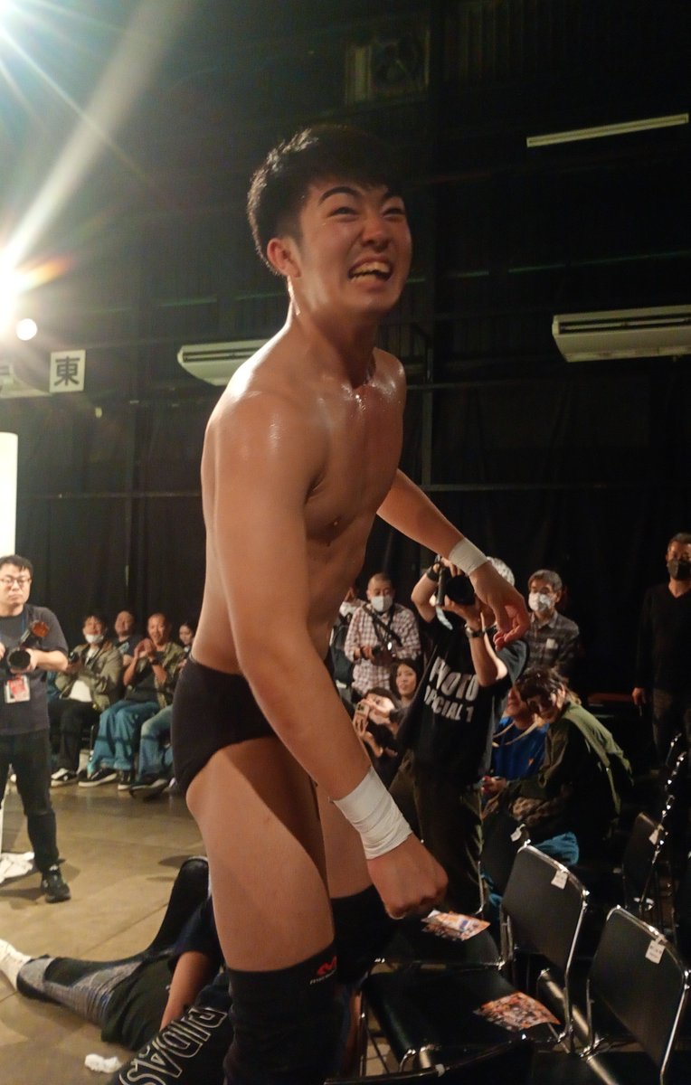 HIRO_TSUM_AI's tweet photo. 名古屋から来て新木場でみちのくプロレス初観戦💪
未知の選手が沢山出てきてワクワク🤗
中でも、一人ズバ抜けた選手を見つけました❗
 #佐藤維 選手
身軽に空中戦をバンバンこなし、身体能力バツグン。
天賦の才👍
まだ若いので知られてないかもですが、要注目選手です
 #みちのくプロレス😆 https://t.co/zIqzYr5W6u