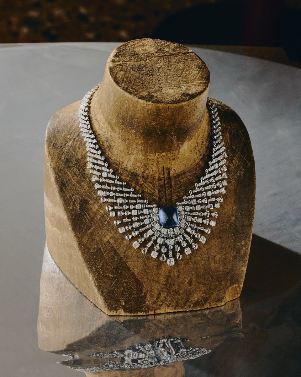 ForeverKimJisoo's tweet photo. Cartier Instagram update with JISOO ❤️

With diamonds of all shapes and sizes, Cartier creates a rhythm around this exceptional sapphire. Worn by JISOO, its wave-like motion spreads throughout the entire piece and creates a precious aura.
 
#JISOOxCARTIER 
#CartierLeChœurdesPierres #CartierHighJewelry