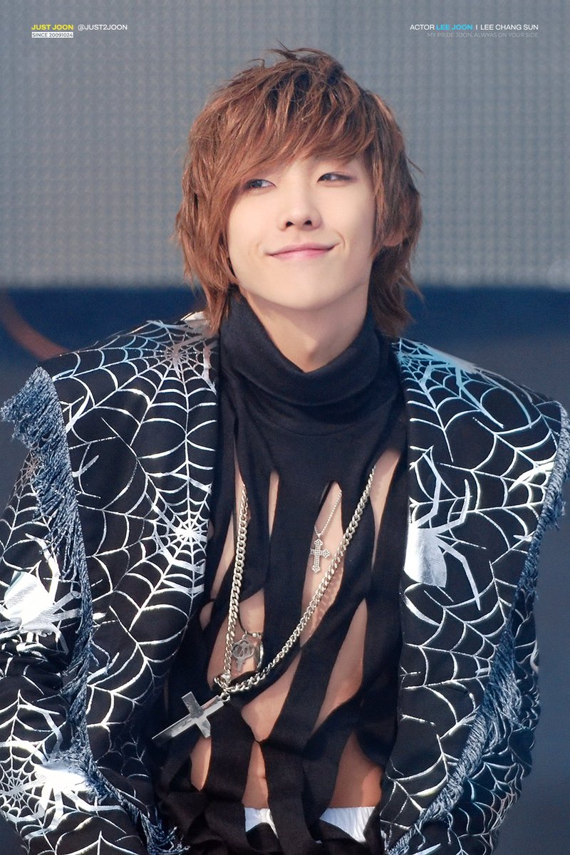 JUST2JOON's tweet photo. #저스트준 17th ANNIVERSARY💜
오랜만에 꺼내보는 무대 위 #이준 #LEEJOON https://t.co/KxjALow7S0