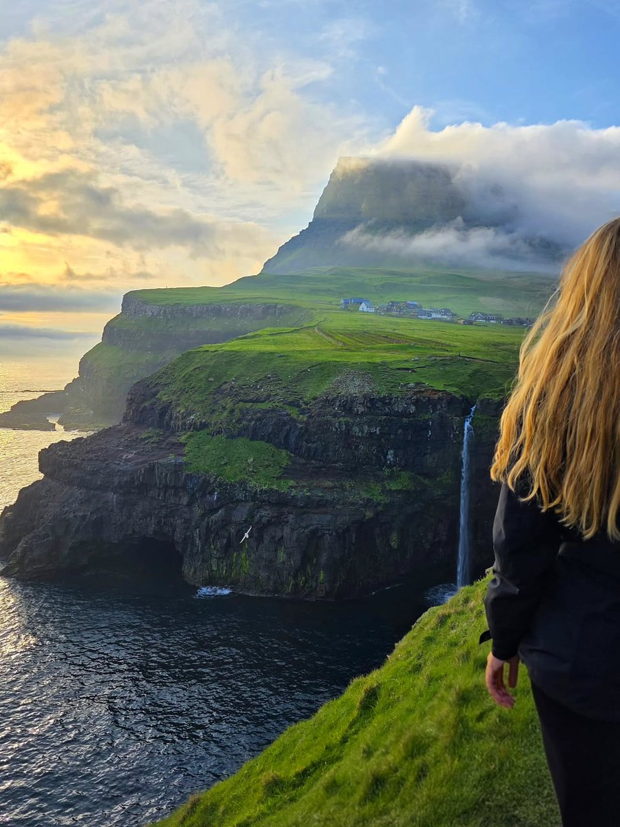 berglahserblca's tweet photo. 4 must-see spots in Vágar, Faroe Islands
1. Múlafossur Waterfall: Easy 5-minute walk. Visit after 20:30 for a chance to spot puffins. 2. Sørvágsvatn: A 2-hour round-trip hike with dramatic cliff views. Explore beyond the first viewpoint. 3. Bøur: https://t.co/CWtb7Qixkj