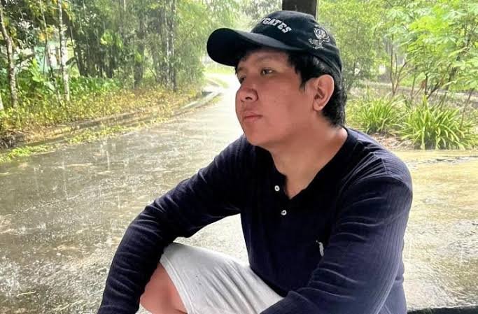 txtpersahaman's tweet photo. windah basudara ngaku mulai ngerasa cara berpikir maudy ayunda ada benarnya juga

dia curhat capek mental dan bisa gila kalo terus-terusan maksain bersuara pake hati nurani tapi ngerasa berjuang sendirian

ada rasa kesal ngeliat kreator lain yang udah masuk ke lingkaran rezim atau milih cari selamat biar hidupnya damai

meski ngaku nggak menyalahkan mereka yang main aman, rasa sepi dan nyeseknya tetep nggak bisa ditutupin

ujung-ujungnya dia sampai di titik jenuh dan mikir bersikap cuek kaya maudy emang nggak salah daripada terus makan hati sendiri