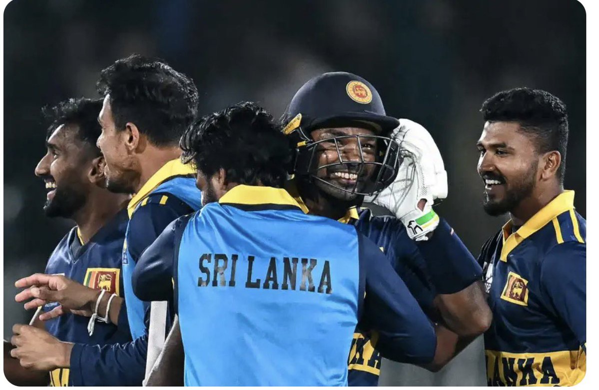 EzraEjaz's tweet photo. What a treat for the audience/viewers - 850+ runs in 100 overs
Historical for Pakistan and more historical for both Eng and SL.
Thrills, grips and joy.
#SLvsEng #TriNation #Cricket
@KusalMendis13 π
(π·: @cricinfo ) https://t.co/lTkQCZybsI