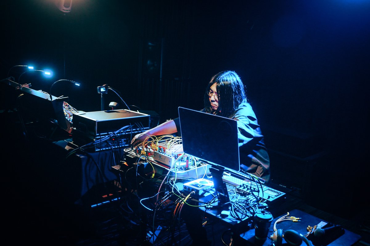 up_your_bum's tweet photo. 猫又検校さんの演奏は嘘偽りなく本当に素晴らしいものでした。Buchla (Easel)の音色とは？というものが凝縮されており、立体音響の設計も見事。もっと聴きたいし、パッケージにして欲しいくらいです。フィールドワークの音と思っていたものも全てEaselからと聞いて本当に驚きました
Photo: @ayane_1756 https://t.co/NqLo6rvxrb