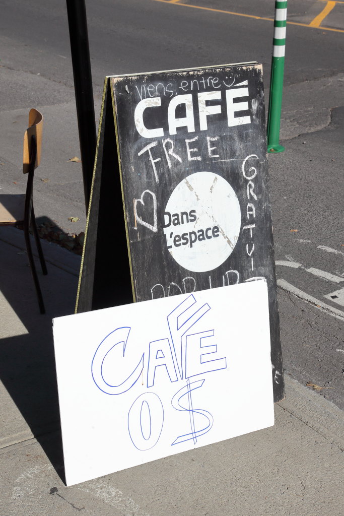 EIT's tweet photo. "This is the one-day coffee shop for Paul's birthday," a present to himself and an invitation to friends and passersby, Dans l'Espace, Montreal https://t.co/ZThcchFJjz