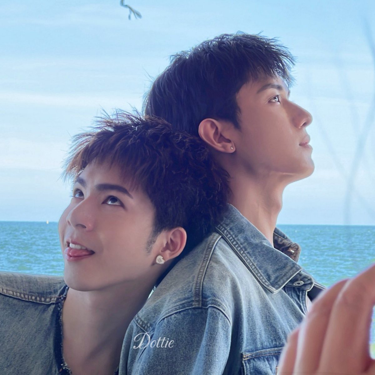 pttpnetjj's tweet photo. remember when everyone was theorizing that jj was the "you" in net's caption? and now here he is, straight-up confirming it himself 😭 WTF, SIRAPHOP MANITHIKUN 😭🫪 #netjj https://t.co/QjyEEMsrA7