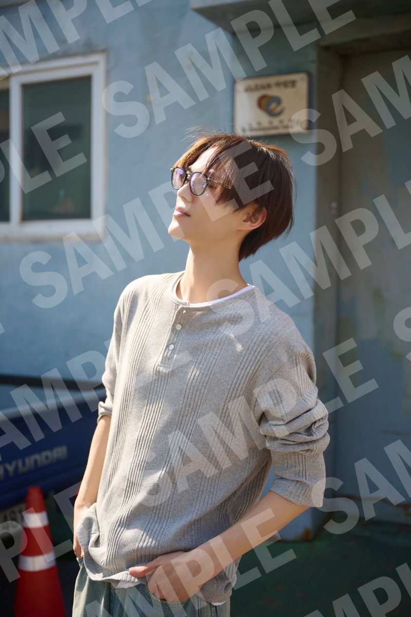 kadokawastore's tweet photo. ✨予約受付中✨

／
簡秀吉 1st Photobook (仮)【特別版】
オールアザーミニフォトブック付
https://t.co/yQKpL985Bw
＼

#簡秀吉 の今の魅力を最大限につめこんだ1冊📘
限定ミニフォトブックには未収録アザーカットをたっぷり掲載📸
#修学旅行で仲良くないグループに入りました https://t.co/w7F5GWpwRb