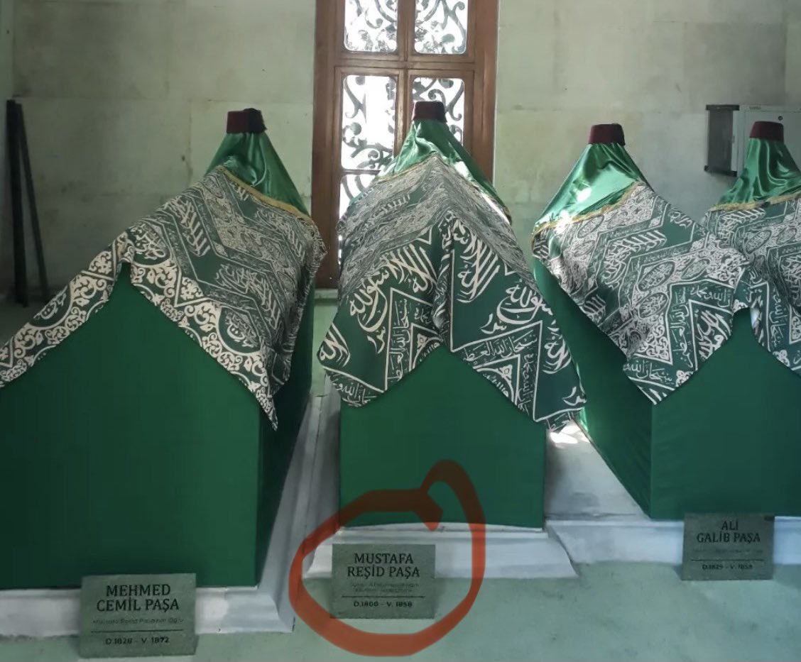 NuhAlbayrak's tweet photo. 👇Buraya, kim hangi hakla ve neye göre "Türbe" demiş bilmiyorum!
Ama yakın tarihimizi bilmiyorsanız; her "Türbe" yazan binayı, "hüvelbaki" yazan tabelayı, her "şal" örtülü sandukayı türbe zannedersiniz ve İngiliz uşağı Masonlara bile rahmet okursunuz! 
🔴Ancaaak... Unutmayın ki, cehalet mazeret değildir. "Bilmiyordum" diyen de, kandırıldığını gören de vebalden kurtulamayacak!
https://t.co/FYl8HNcNoJ