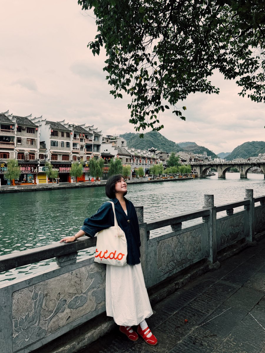 JessicaFigart's tweet photo. Lặn lội gần 300km từ Quý Dương đến cổ trấn Trấn Viễn, xa đến muốn mất trí. Bù lại cảnh đẹp, nước xanh, không khí trong lành. Cổ trấn Trấn Viễn, Quý Châu, Trung Quốc. https://t.co/eaiYccxsBL