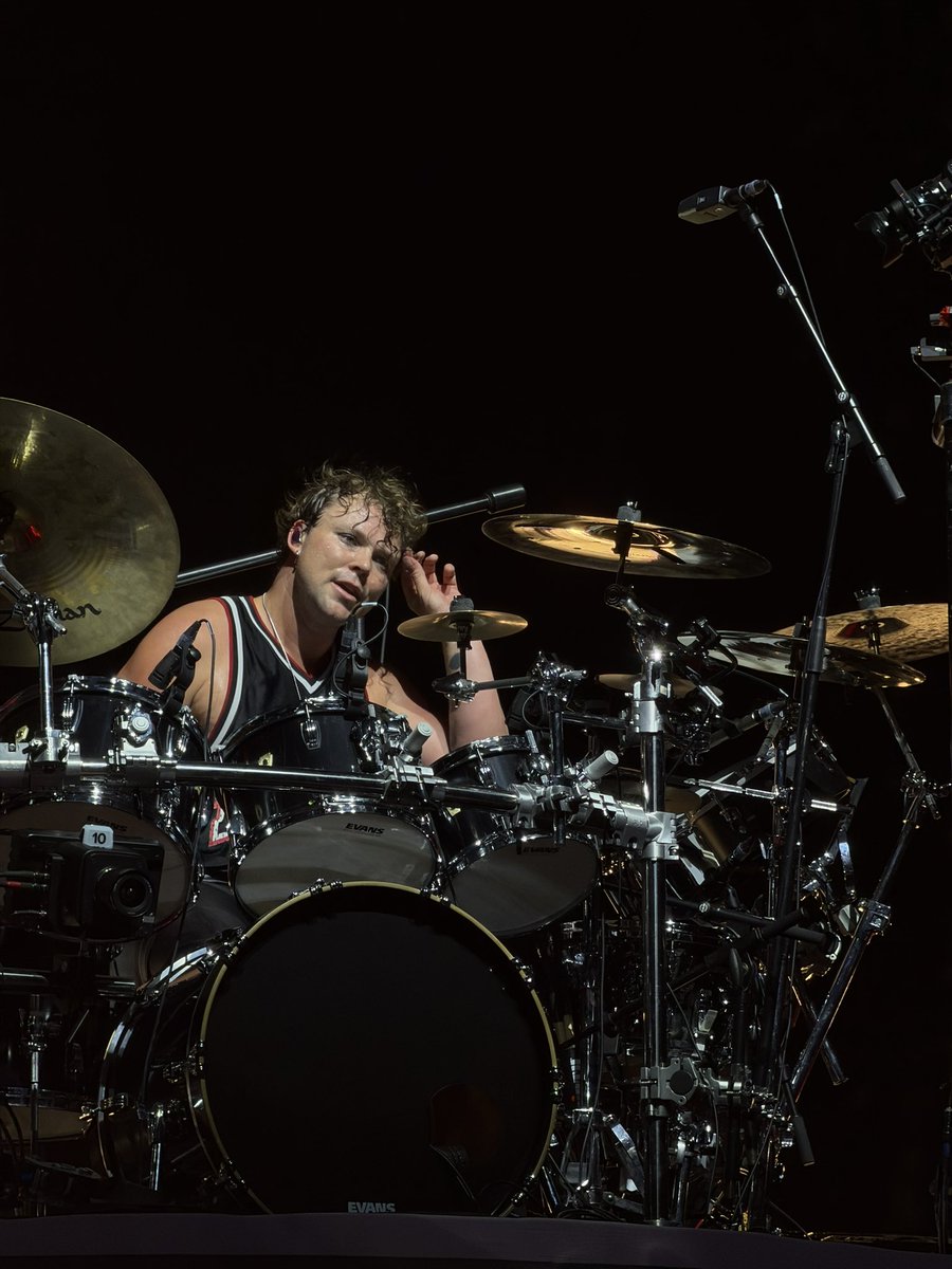 snapbackslide's tweet photo. ashton girlies i didnt forget about you #EASAuckland https://t.co/jyupUDJjER