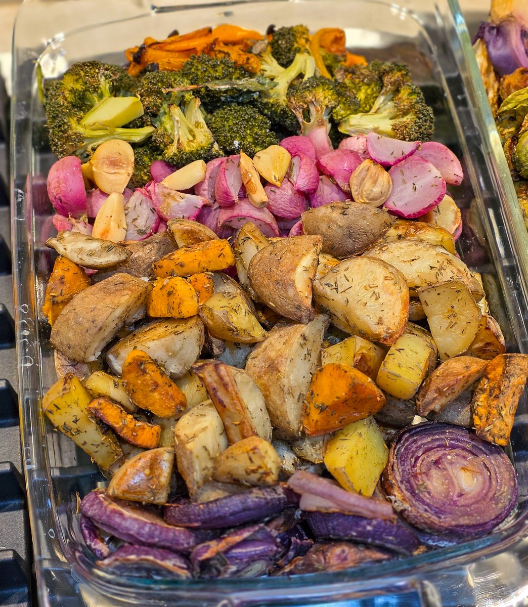 ChefBRouge's tweet photo. Oil-free roasted veggies, caramelized and full of flavor. Plants for the win. #Vegan #PlantBased #GlutenFree #VeganFood https://t.co/hAJlYydzAf