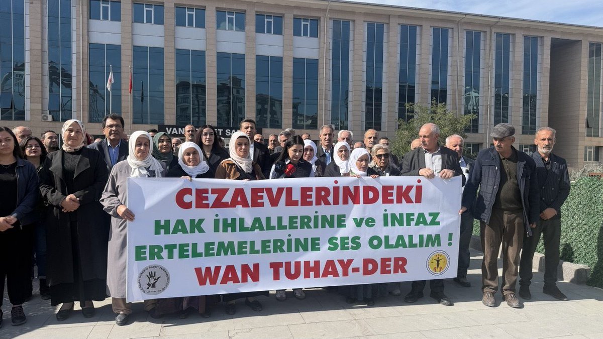 DEMipekyolu's tweet photo. Cezaevlerinde tutuklu ve hükümlülere yönelik hak ihlallerini, baskıyı ve insan onurunu zedeleyen uygulamaları kınıyoruz…

Özgürlük, adalet ve insan onuru herkes içindir….

Hiçbir insan, hangi koşulda olursa olsun, temel haklarından mahrum bırakılamaz…

Dayanışmayı büyütecek, hak ihlallerine karşı mücadelemizi sürdüreceğiz!!!

İnsan onuru kazanacak, dayanışma yaşatacak…

#hakihlallerinehayır 
#infazertelemekabuledilemez 
#insaniyaşam 
#siyasitutsak 

@DEMGenelMerkezi 
@DBP_GenelMerkez 
@DEMPartiWan 
@dbp_wan 
@dbp_reyaarmuse 
@mebyader_w 
@Wantuhay_der  
@gulsenkurtDEM 
@gonul_uzny 
@VDilekci 
@weysigunes 
@avcemaldemir 
@WanDEMkadin
@tjanavend
@evinPolat15 
@k_aaaltin 
@neslihansedal65
@cnnuzunay
@zulkuf__ucar
@GulcanKcmzSyygt
@gulderenvarli 
@MahmutDindar65
@tevgerajinwan
@AbdullahZeydan
@SapkaciTahir 
@DernegiStar 
@DemPartiTusba