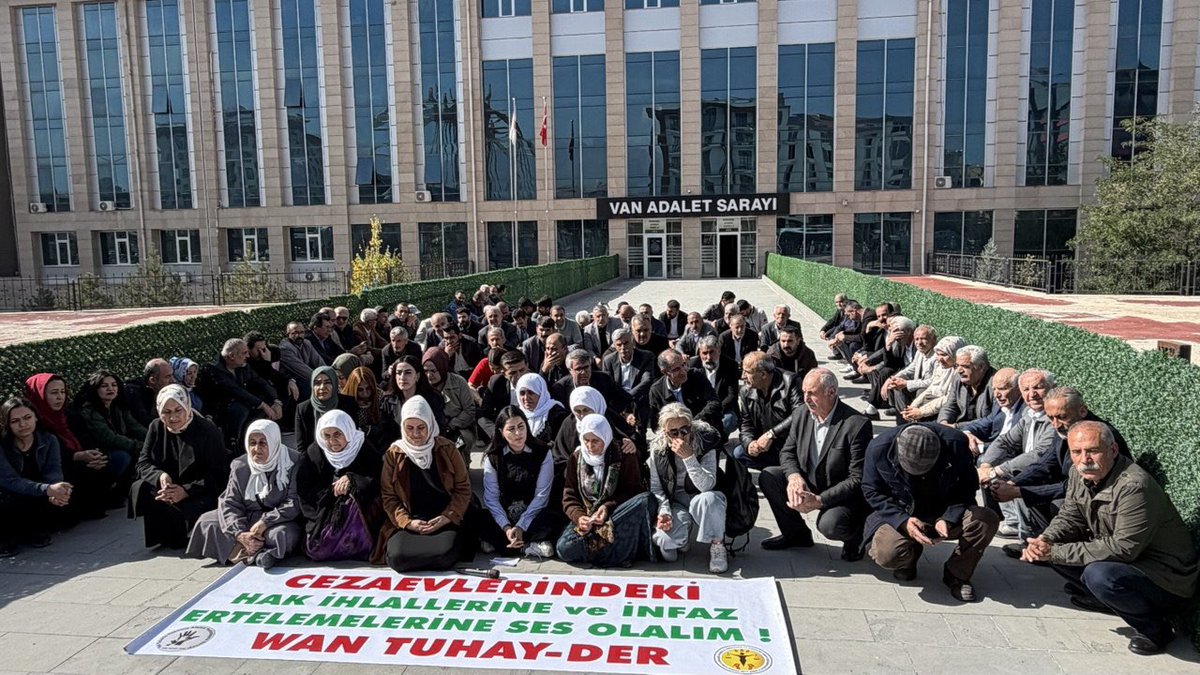 DEMipekyolu's tweet photo. Cezaevlerinde tutuklu ve hükümlülere yönelik hak ihlallerini, baskıyı ve insan onurunu zedeleyen uygulamaları kınıyoruz…

Özgürlük, adalet ve insan onuru herkes içindir….

Hiçbir insan, hangi koşulda olursa olsun, temel haklarından mahrum bırakılamaz…

Dayanışmayı büyütecek, hak ihlallerine karşı mücadelemizi sürdüreceğiz!!!

İnsan onuru kazanacak, dayanışma yaşatacak…

#hakihlallerinehayır 
#infazertelemekabuledilemez 
#insaniyaşam 
#siyasitutsak 

@DEMGenelMerkezi 
@DBP_GenelMerkez 
@DEMPartiWan 
@dbp_wan 
@dbp_reyaarmuse 
@mebyader_w 
@Wantuhay_der  
@gulsenkurtDEM 
@gonul_uzny 
@VDilekci 
@weysigunes 
@avcemaldemir 
@WanDEMkadin
@tjanavend
@evinPolat15 
@k_aaaltin 
@neslihansedal65
@cnnuzunay
@zulkuf__ucar
@GulcanKcmzSyygt
@gulderenvarli 
@MahmutDindar65
@tevgerajinwan
@AbdullahZeydan
@SapkaciTahir 
@DernegiStar 
@DemPartiTusba