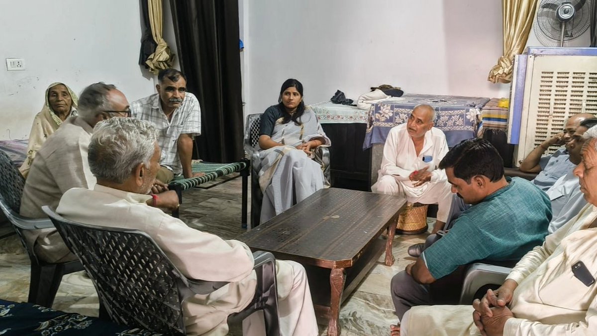 MithleshPalRLD's tweet photo. राष्ट्रीय लोकदल के तत्वावधान में आगामी 25 अक्टूबर, 2026 को बघरा में आयोजित होने वाले चरथावल विधानसभा के कार्यकर्ता सम्मेलन के निमित्त आज नगर पंचायत चरथावल एवं ग्राम सिकंदरपुर में बेटी @SupriyaPalRLD ने जनसंपर्क किया।

इस दौरान समाज के गणमान्य लोगों से आत्मीय भेंट कर उन्हें सम्मेलन में अधिक से अधिक संख्या में पहुंचने का आह्वान किया।

इस अवसर पर श्री यशपाल जी, श्री अजीत पाल जी, एडवोकेट श्री संजय पाल जी, मास्टर बिसंबर जी, श्री सुरेश पाल जी, श्री महिपाल जी, मास्टर सुधीर पाल जी, मास्टर जयकुमार जी, डॉ. चरण पाल जी सहित अन्य सम्मानित लोग उपस्थित रहे।
#Meerapur #MithleshPal #RLD