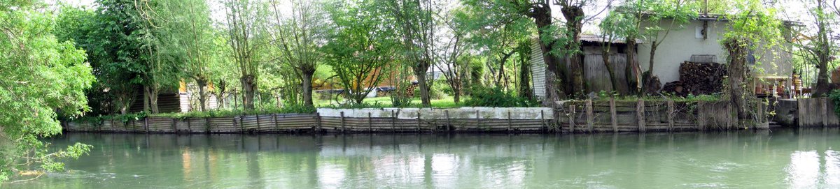 CLL49's tweet photo. Sélection de #Rivières de #France 🇫🇷 L'#Yèvre est une rivière française qui coule dans le département du #Cher. Elle ne doit pas être confondue avec son homonyme qui coule dans la Marne, et se jette dans le Cher à Vierzon. . #Architecture 🏛️#Photos #Photography 📸#Travel  ✈️ https://t.co/CfPpKWzSF6