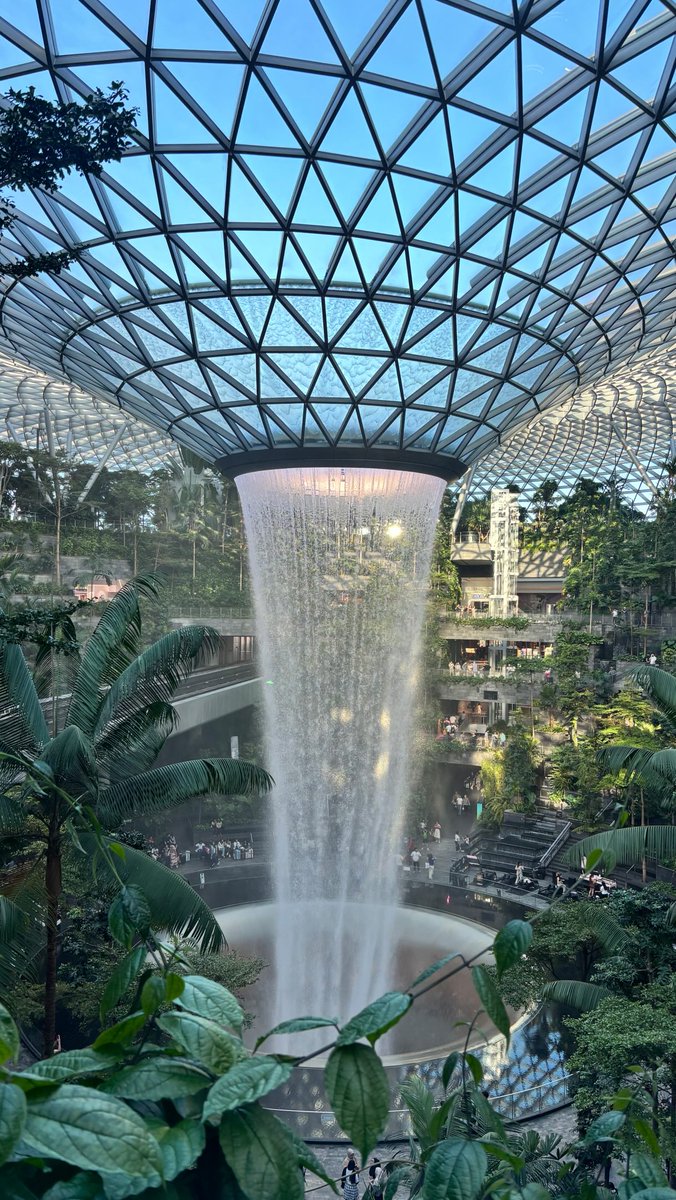 0825061783's tweet photo. The iconic JEWEL Rain Vortex at Changi Airport Singapore. Sana magkaroon din ng ganito sa Pinas. https://t.co/l7i2ivFS6r