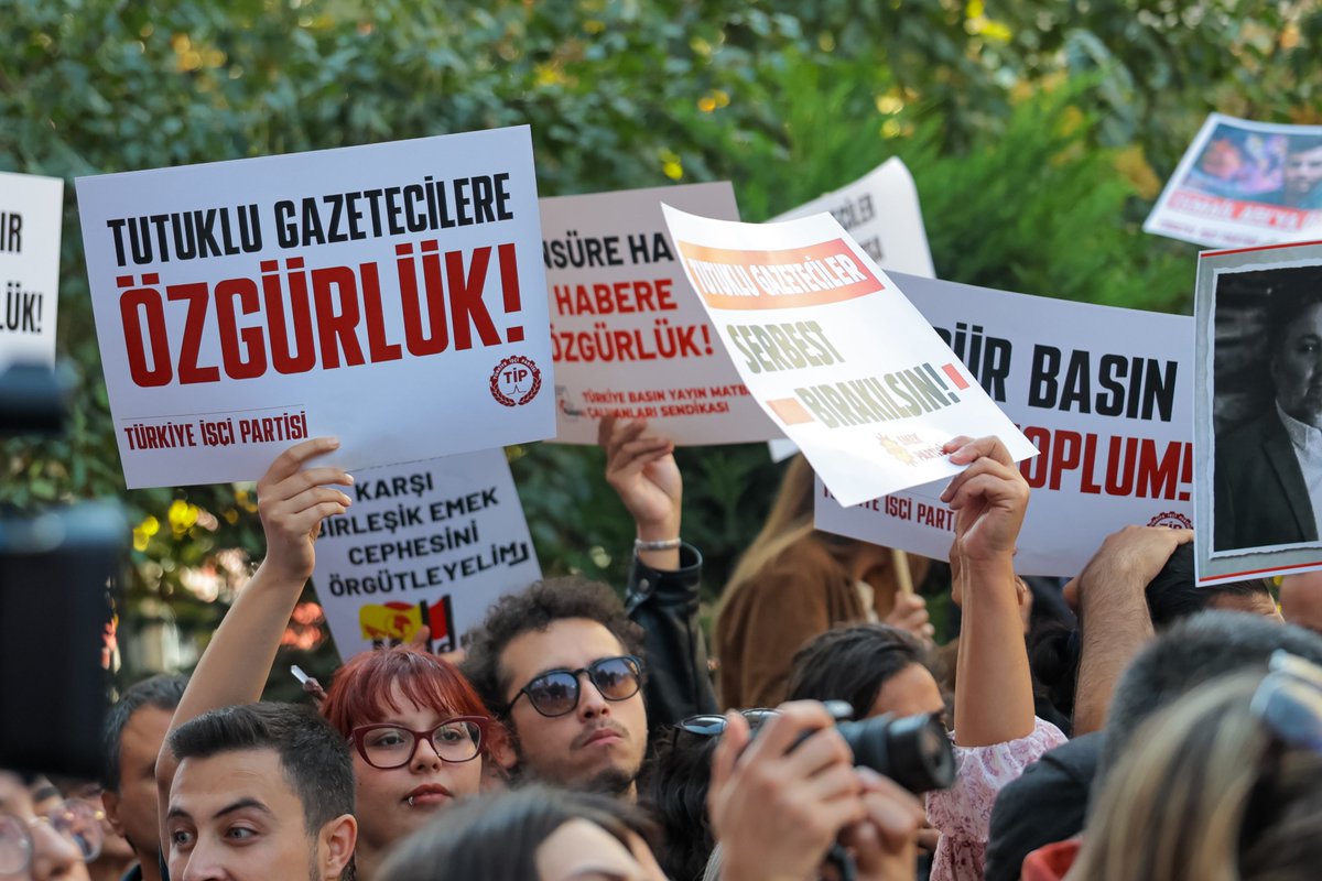 tipgenelmerkezz's tweet photo. Genel Başkanımız Erkan Baş, Parti Sözcümüz Sera Kadıgil, MYK ve PM üyelerimiz ile parti örgütlerimiz, memleketin dört bir yanında halkın haber alma hakkına sahip çıkan gazetecilerle dayanışma eylemlerine katıldı.

Sansüre, baskıya, yasaklara direnenlerin yanındayız. Özgür basın susturulamaz!