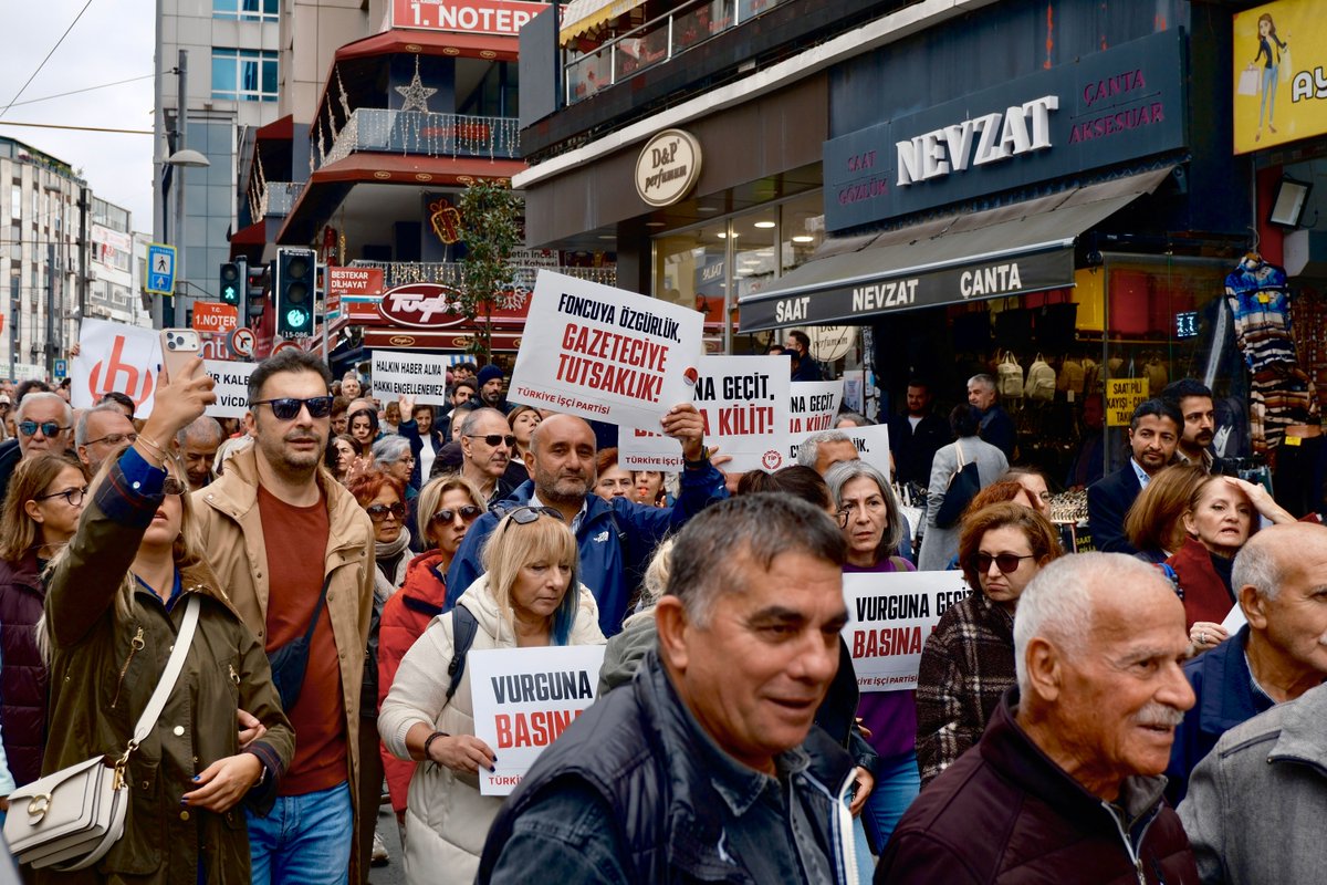tipgenelmerkezz's tweet photo. Genel Başkanımız Erkan Baş, Parti Sözcümüz Sera Kadıgil, MYK ve PM üyelerimiz ile parti örgütlerimiz, memleketin dört bir yanında halkın haber alma hakkına sahip çıkan gazetecilerle dayanışma eylemlerine katıldı.

Sansüre, baskıya, yasaklara direnenlerin yanındayız. Özgür basın susturulamaz!