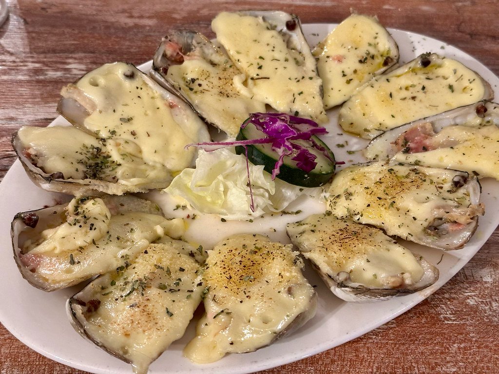 apuntesyviajes's tweet photo. Descubre el sabor del mar en cada bocado 🐚🧀 Nuestras Machas a la Parmesana son un clásico chileno que no puede faltar en tu visita a Valparaíso.
📍 Juana Ross 50
https://t.co/Pics77hCuN
#apuntesyviajeschile #valparaisochile 🚎🇨🇱 #lahaciendadoñajuanaross https://t.co/YlL59ZoyIR