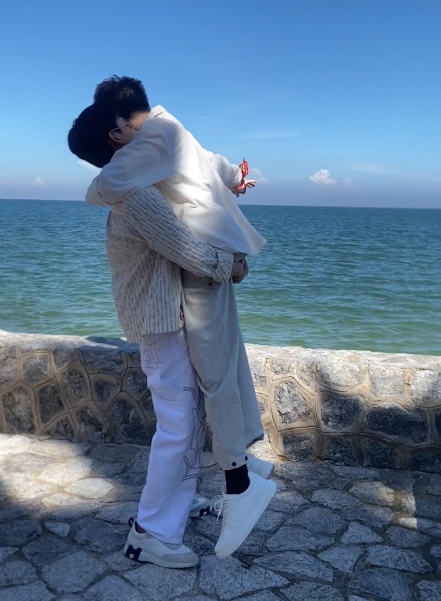 Sunnygomxq's tweet photo. just what kind of manifestation did this man do 😭😭 maybe net saved an entire nation in his past life to be this lucky https://t.co/b7nKz4Hm2B
