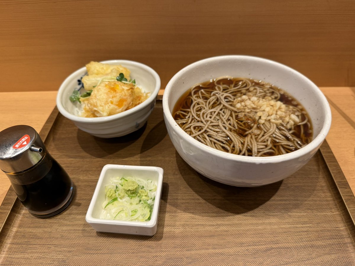 grun1301's tweet photo. 上野駅のそばいち　で
そばと半熟卵の丼頂きます！

駅構内の蕎麦屋では
他にはない物が食べれるから
ありがたい。 https://t.co/FrxS4vX79O