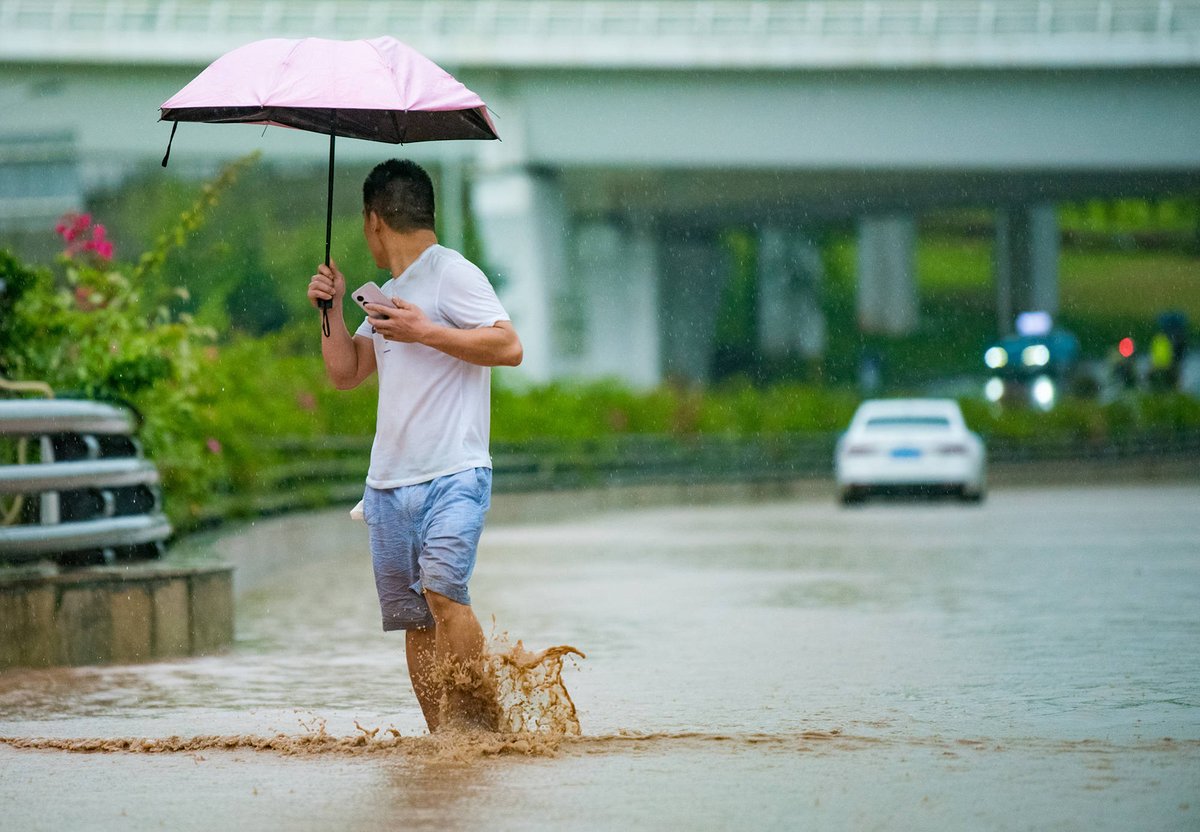 aoFIGHTERS's tweet photo. [昨日の雨で道が見えず、彼は遮断された現場で塗料をまき、まるで囟門を塞ぐように不安を隠した]， https://t.co/ApqqknFyup
