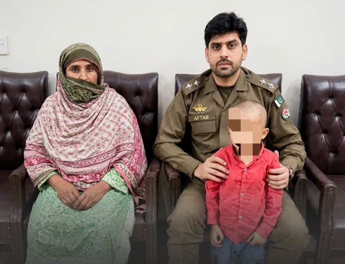 farwanaqvi_'s tweet photo. 4 years old, Muhammad Subhan’s  parents were in a love marriage, but they eventually divorced. 
His mother works as a bus host at Faisal Movers. After the divorce, little Subhan lived with his maternal grandmother, alongside the children of her other divorced daughter. 
1/7 https://t.co/s5s9z0GCLq