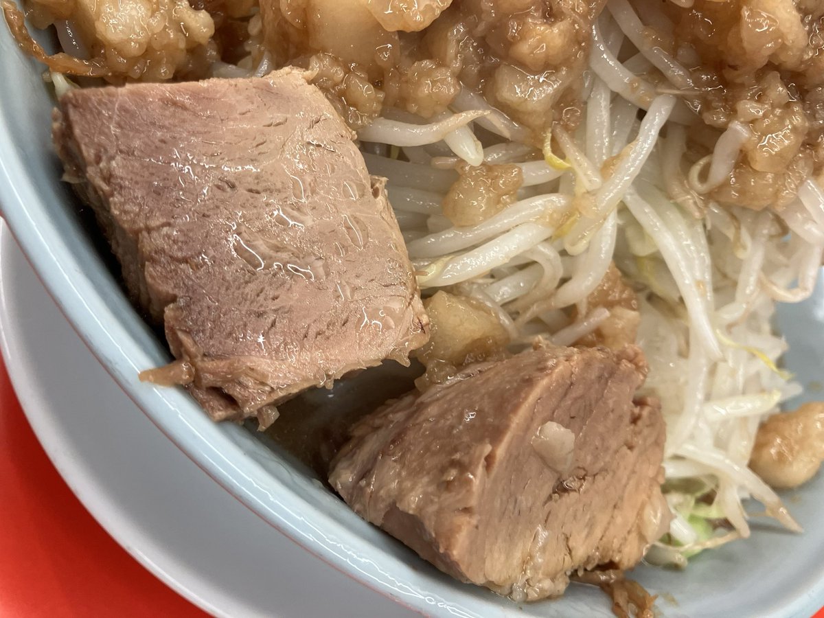matusanji's tweet photo. 【BUTAKIN六本木店】
小ラーメン
六本木に居たので初訪の此方へ。
なにせ朝6時まで営業してるのスゲェ（真夜中でもガッツリ食えます笑）
コールも増すとこのボリュームw
豚はホロホロ系でスープも割と好み😋
麺だけがちょっと好みでは無かった😅
でも六本木で1150円で腹一杯食えるのは良いですね👍✨️ https://t.co/yvp1AGUljI