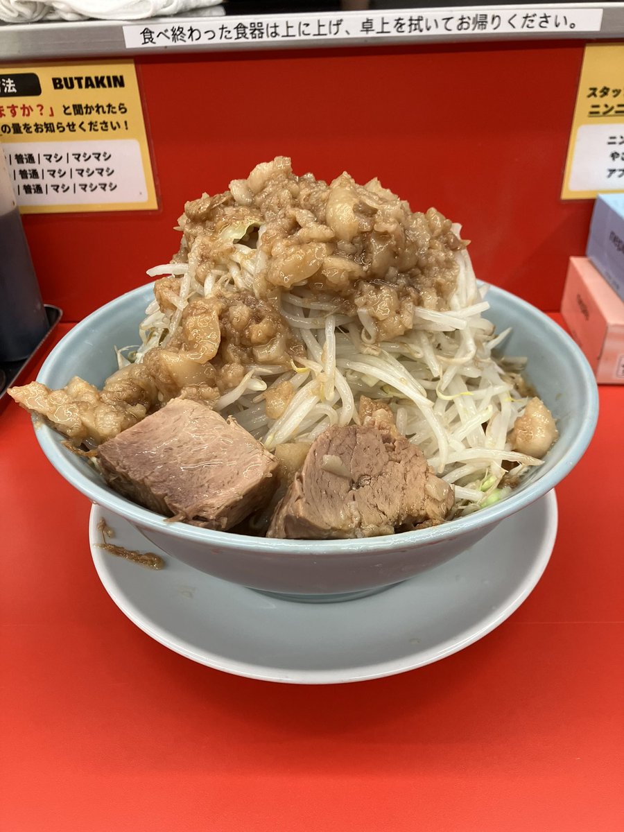 matusanji's tweet photo. 【BUTAKIN六本木店】
小ラーメン
六本木に居たので初訪の此方へ。
なにせ朝6時まで営業してるのスゲェ（真夜中でもガッツリ食えます笑）
コールも増すとこのボリュームw
豚はホロホロ系でスープも割と好み😋
麺だけがちょっと好みでは無かった😅
でも六本木で1150円で腹一杯食えるのは良いですね👍✨️ https://t.co/yvp1AGUljI